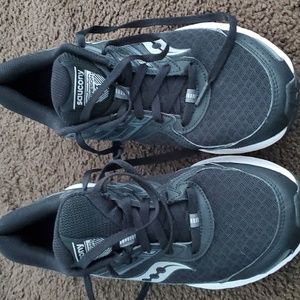 Womens size 10 saucony running shoes